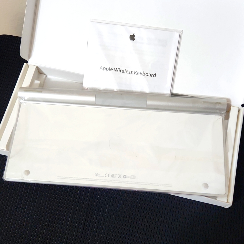 Apple Wireless Keyboard - Picture 3 of 5